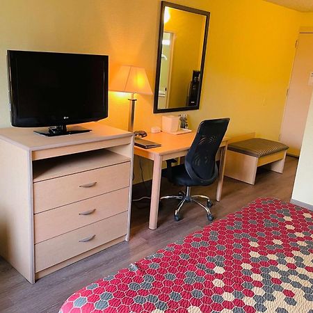Super 8 By Wyndham Gloucester Gloucester City Eksteriør billede
