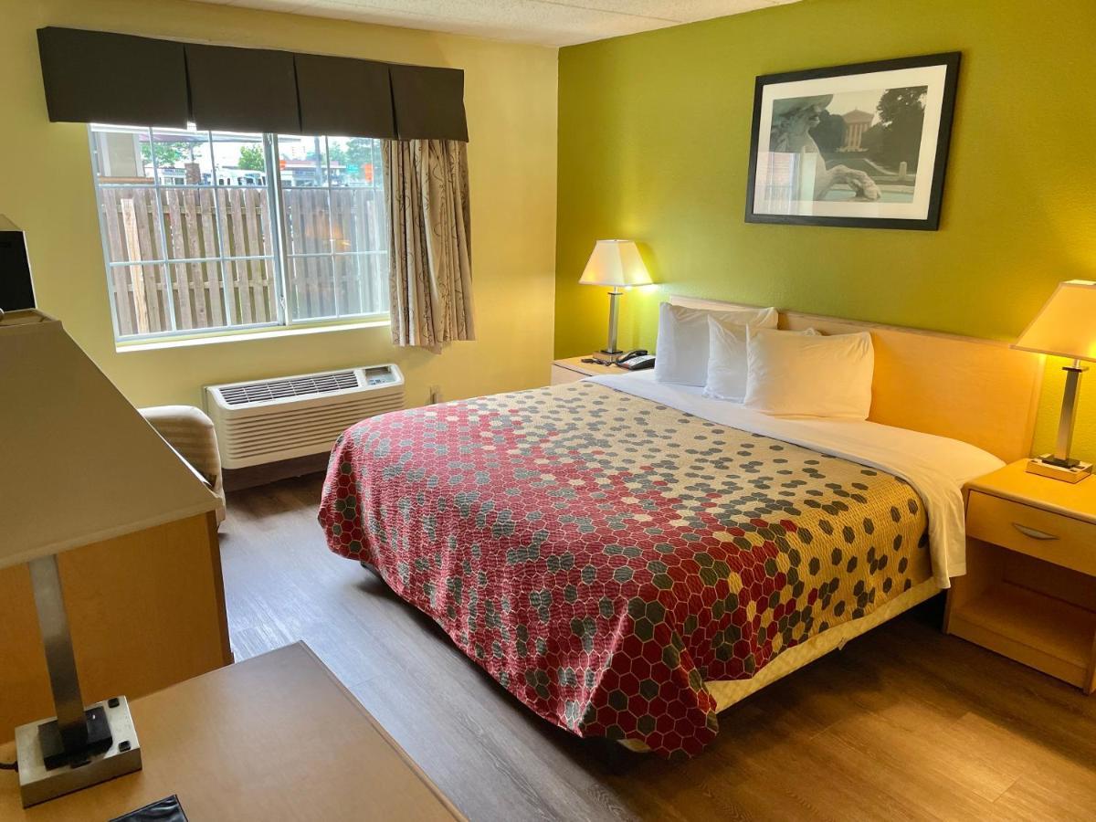 Super 8 By Wyndham Gloucester Gloucester City Eksteriør billede