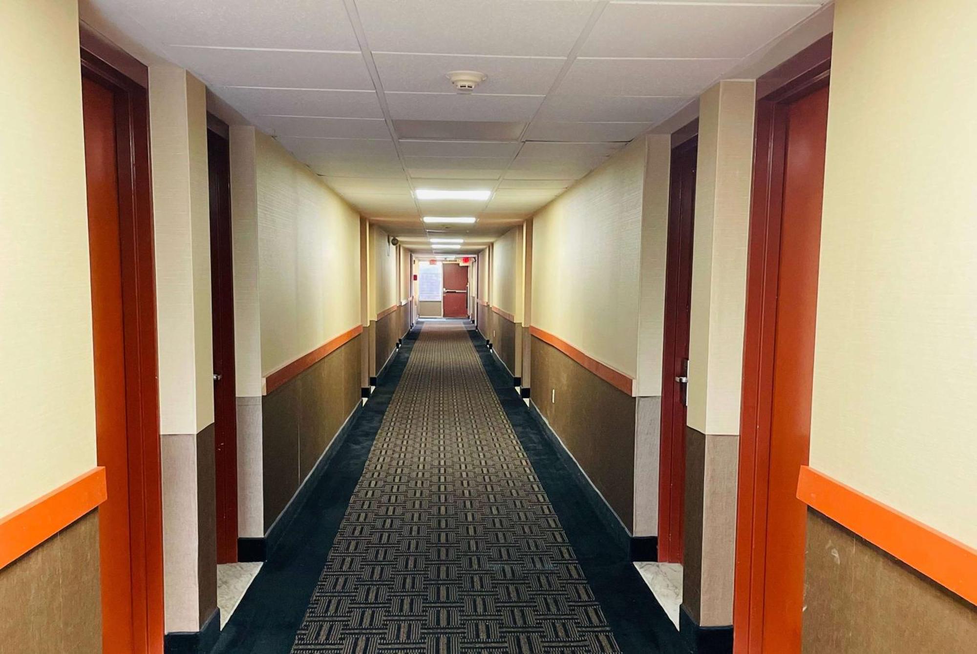 Super 8 By Wyndham Gloucester Gloucester City Eksteriør billede