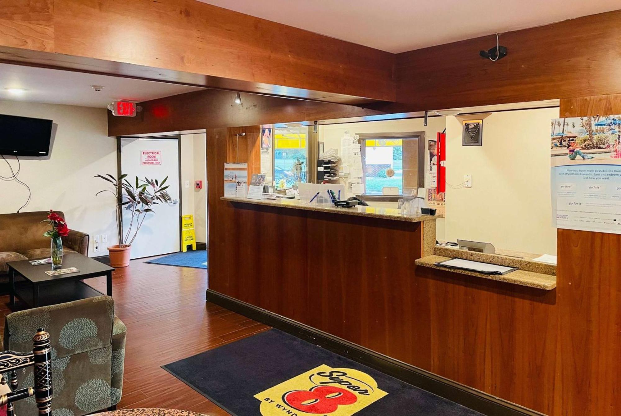 Super 8 By Wyndham Gloucester Gloucester City Eksteriør billede