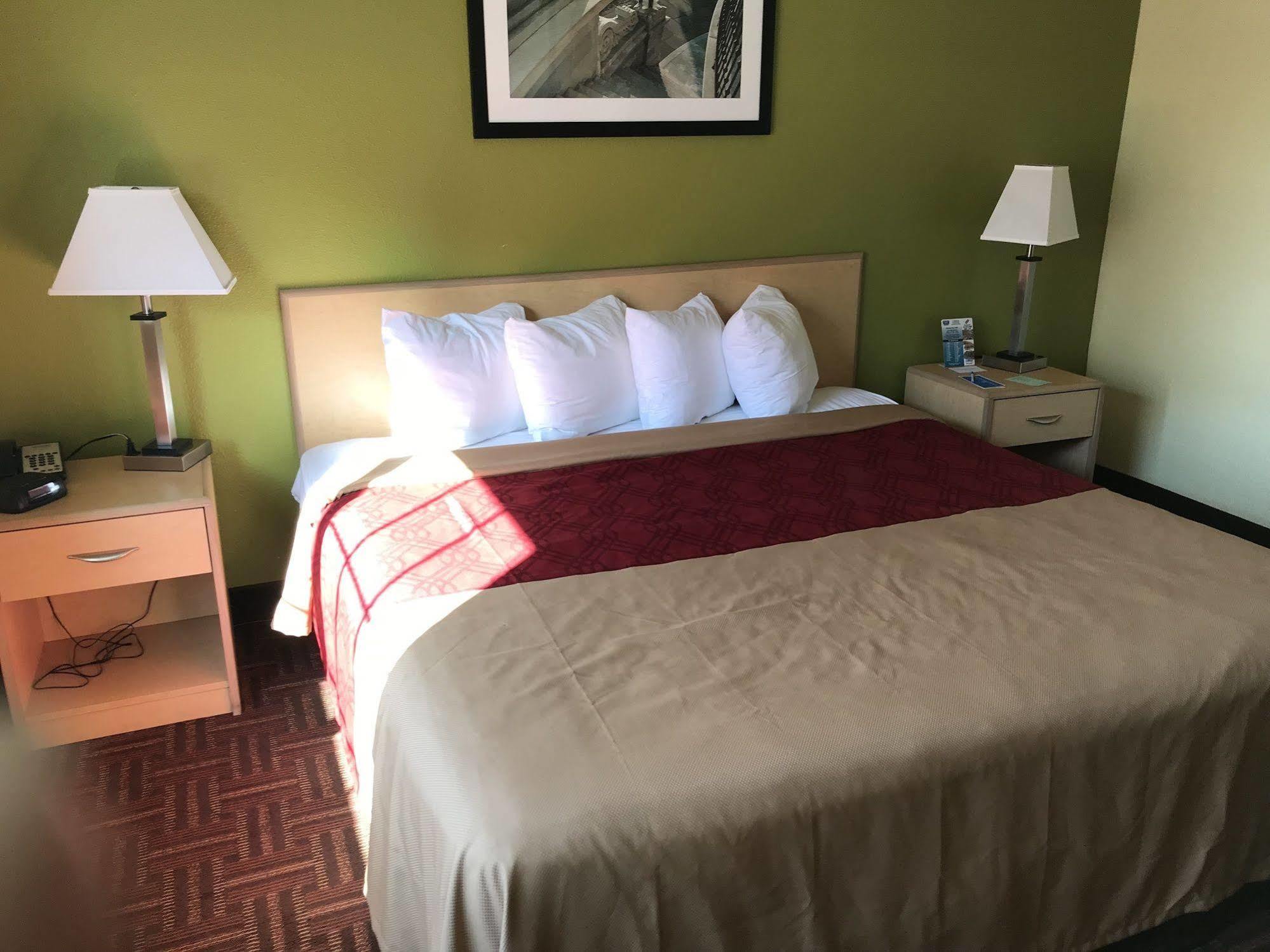 Super 8 By Wyndham Gloucester Gloucester City Eksteriør billede