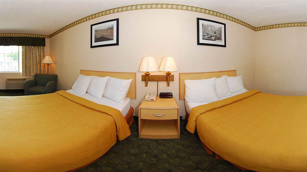 Super 8 By Wyndham Gloucester Gloucester City Eksteriør billede